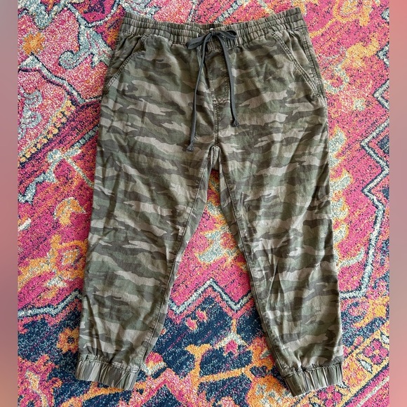 Levi's | Women’s Green Camo Off Duty Drawstring Elastic Waist Jogger Pants Sz L - Picture 10 of 15